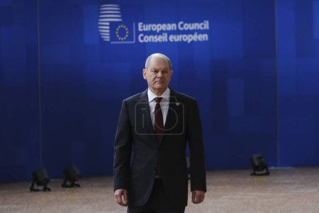 Foto de El canciller alemán Olaf Scholz habla a la llegada a una cumbre de la UE, en la sede de la UE en Bruselas, el 23 de marzo de 2023. - Imagen libre de derechos