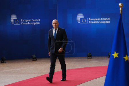 Téléchargez les photos : Le président bulgare Roumen Radev prend la parole à l'arrivée au sommet de l'UE, au siège de l'UE à Bruxelles, le 23 mars 2023. - en image libre de droit