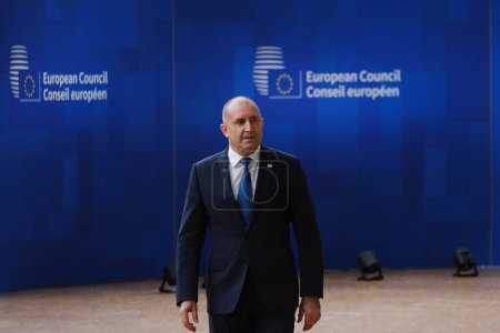 Téléchargez les photos : Le président bulgare Roumen Radev prend la parole à l'arrivée au sommet de l'UE, au siège de l'UE à Bruxelles, le 23 mars 2023. - en image libre de droit
