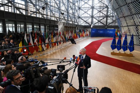 Téléchargez les photos : Le Premier ministre letton Krisjanis Karins arrive pour un sommet de l'UE, au siège de l'UE à Bruxelles, le 23 mars 2023. - en image libre de droit