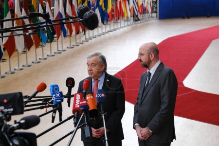 Téléchargez les photos : Le secrétaire général des Nations unies Antonio Guterres et le président du Conseil européen Charles Michel arrivent pour un sommet de l'UE, au siège de l'UE à Bruxelles, le 23 mars 2023. - en image libre de droit