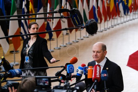 Téléchargez les photos : Le chancelier allemand Olaf Scholz prend la parole à l'arrivée au sommet de l'UE, au siège de l'UE à Bruxelles, le 23 mars 2023. - en image libre de droit