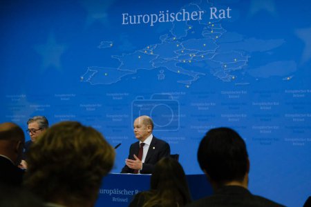 Téléchargez les photos : Le chancelier allemand Olaf Scholz prend la parole lors d'une conférence de presse après un sommet de l'UE, au siège de l'UE à Bruxelles, le 24 mars 2023. - en image libre de droit