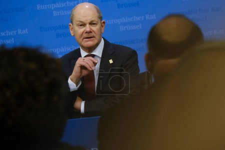 Foto de El canciller alemán Olaf Scholz habla durante una conferencia de prensa después de una cumbre de la UE, en la sede de la UE en Bruselas, el 24 de marzo de 2023. - Imagen libre de derechos