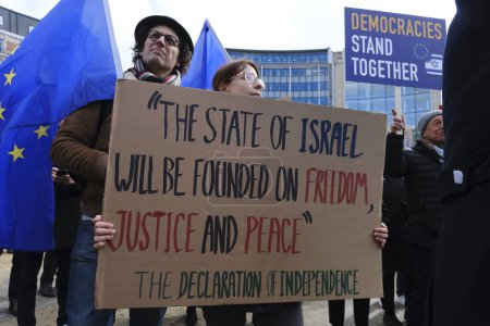 Téléchargez les photos : Manifestants israéliens manifestent devant le siège de l'UE contre les plans du gouvernement du Premier ministre Netanyahu de remanier le système judiciaire à Bruxelles, en Belgique, le 27 mars 202 - en image libre de droit