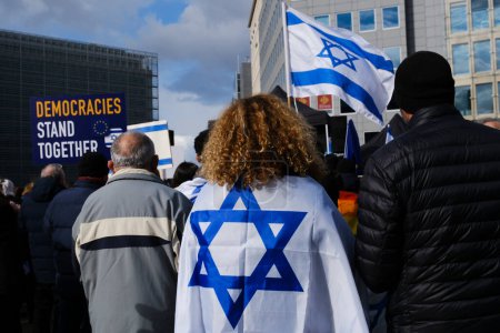 Téléchargez les photos : Manifestants israéliens manifestent devant le siège de l'UE contre les plans du gouvernement du Premier ministre Netanyahu de remanier le système judiciaire à Bruxelles, en Belgique, le 27 mars 202 - en image libre de droit