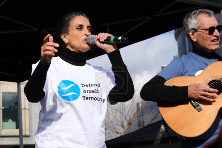 Téléchargez les photos : La célèbre chanteuse israélienne Noa lors d'une manifestation contre les plans du gouvernement du Premier ministre Netanyahu de remanier le système judiciaire à Bruxelles, en Belgique, le 27 mars 2023 - en image libre de droit