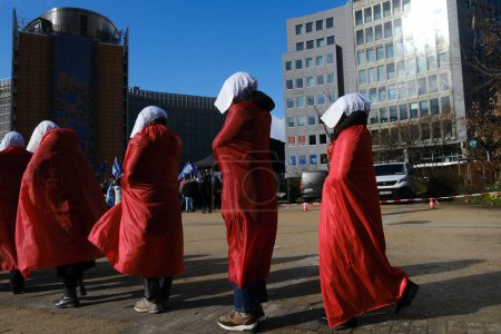 Téléchargez les photos : Manifestants déguisés en servantes de The Handmaid's Tale protestant contre le Premier ministre israélien Benjamin Netanyahu à Bruxelles, en Belgique, le 27 mars 2023. - en image libre de droit
