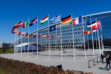 Téléchargez les photos : Les drapeaux nationaux des pays membres de l'OTAN flottent devant le siège de l'organisation à Bruxelles, en Belgique, le 3 avril 2023. - en image libre de droit