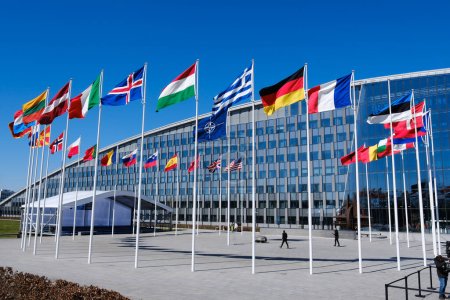 Téléchargez les photos : Les drapeaux nationaux des pays membres de l'OTAN flottent devant le siège de l'organisation à Bruxelles, en Belgique, le 3 avril 2023. - en image libre de droit