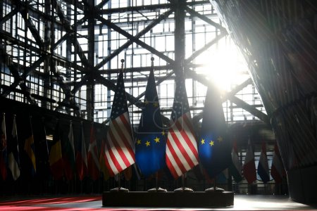 Téléchargez les photos : Drapeaux européens et américains au Conseil européen de Bruxelles, Belgique, le 4 avril 2023. - en image libre de droit