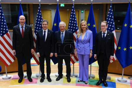 Foto de El Secretario de Estado de Estados Unidos, Antony Blinken, y Josep Borrell, Alto Representante de la UE para Asuntos Exteriores, posan para una foto durante una reunión ministerial del Consejo de Energía UE-Estados Unidos en Bruselas el 4 de abril de 2023. - Imagen libre de derechos