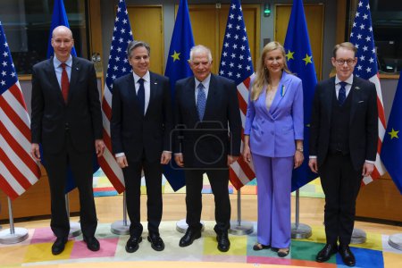 Foto de El Secretario de Estado de Estados Unidos, Antony Blinken, y Josep Borrell, Alto Representante de la UE para Asuntos Exteriores, posan para una foto durante una reunión ministerial del Consejo de Energía UE-Estados Unidos en Bruselas el 4 de abril de 2023. - Imagen libre de derechos