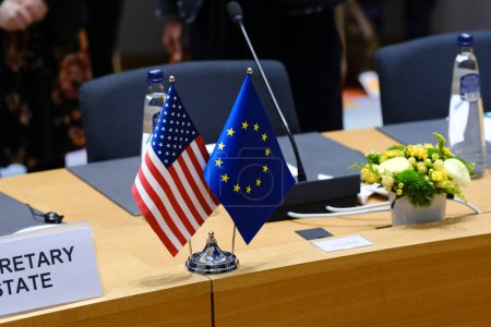 Téléchargez les photos : Drapeaux européens et américains au Conseil européen de Bruxelles, Belgique, le 4 avril 2023. - en image libre de droit