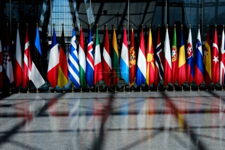 Foto de Las banderas nacionales de los países miembros de la OTAN en la sede de la organización en Bruselas, Bélgica el 4 de abril de 2023. - Imagen libre de derechos