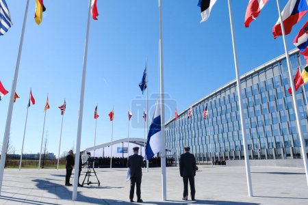 Téléchargez les photos : Le drapeau de la Finlande est hissé devant le siège de l'OTAN lors de la cérémonie d'adhésion de la Finlande à l'OTAN à Bruxelles, en Belgique, le 4 avril 2023. - en image libre de droit