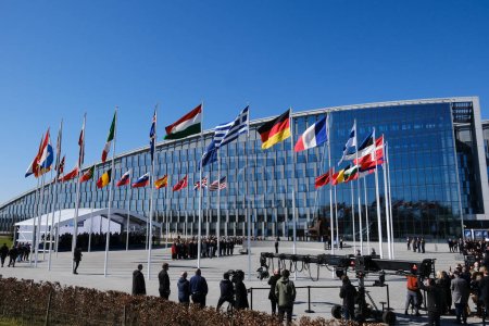 Téléchargez les photos : Le drapeau de la Finlande est hissé devant le siège de l'OTAN lors de la cérémonie d'adhésion de la Finlande à l'OTAN à Bruxelles, en Belgique, le 4 avril 2023. - en image libre de droit