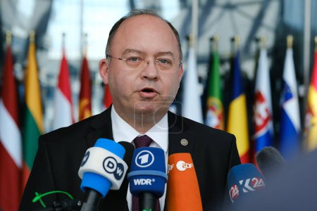 Téléchargez les photos : Bogdan AURESCU, ministre des Affaires étrangères, arrive au siège de l'OTAN à Bruxelles, en Belgique, le 4 avril 2023. - en image libre de droit