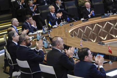 Téléchargez les photos : Mevlut Cavusoglu, ministre des Affaires étrangères, arrive à la réunion des ministres des Affaires étrangères de l'OTAN, au siège de l'OTAN à Bruxelles, en Belgique, le 4 avril 2023. - en image libre de droit