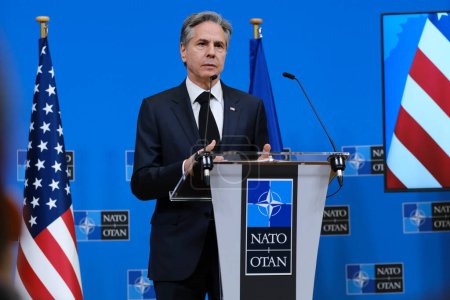Téléchargez les photos : Le secrétaire d'État américain Antony Blinken prend la parole lors d'une conférence de presse lors d'une réunion des ministres des Affaires étrangères de l'OTAN au siège de l'OTAN à Bruxelles, en Belgique, le 5 avril 2023. - en image libre de droit