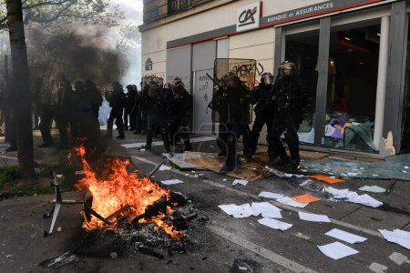 Foto de La policía antidisturbios se enfrentó con manifestantes durante una manifestación en una huelga nacional contra los planes del gobierno para modernizar el sistema de pensiones en el centro de París, Francia, el 06 de abril de 2023.. - Imagen libre de derechos