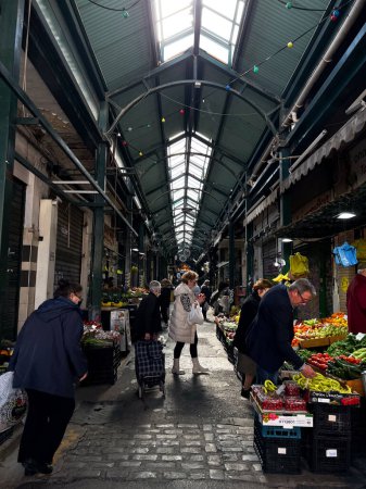 Téléchargez les photos : Consommateurs sur le marché aux puces à Thessalonique, Grèce le avril 13, 2023. - en image libre de droit