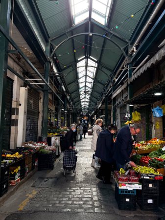 Téléchargez les photos : Consommateurs sur le marché aux puces à Thessalonique, Grèce le avril 13, 2023. - en image libre de droit