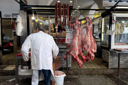 Foto de Carnicero se encuentra dentro de un mercado de pulgas en Tesalónica, Grecia en abril. 13, 2023. - Imagen libre de derechos