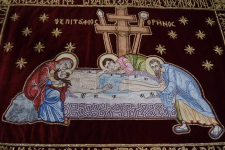 Téléchargez les photos : Une icône de Jésus-Christ décorée lors d'une cérémonie spéciale commémorant la procession funéraire de Jésus-Christ le Vendredi saint orthodoxe à Platy, Grèce, le 14 avril 2023. - en image libre de droit