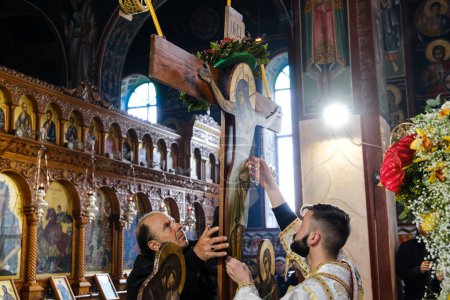 Foto de Los fieles ortodoxos participan en una ceremonia de la Deposición de Jesucristo en el Viernes Santo Cristiano Ortodoxo en Platy, Grecia, el 14 de abril de 2023 - Imagen libre de derechos