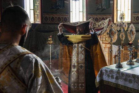 Téléchargez les photos : Des fidèles orthodoxes prennent part à une cérémonie de la Déposition de Jésus-Christ sur le Vendredi saint orthodoxe à Platy, Grèce, le 14 avril 2023 - en image libre de droit