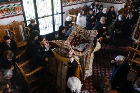 Téléchargez les photos : Des fidèles orthodoxes prennent part à une cérémonie de la Déposition de Jésus-Christ sur le Vendredi saint orthodoxe à Platy, Grèce, le 14 avril 2023 - en image libre de droit