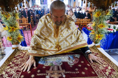 Téléchargez les photos : Un prêtre orthodoxe participe à une cérémonie de la Déposition de Jésus-Christ le Vendredi saint orthodoxe à Platy, en Grèce, le 14 avril 2023 - en image libre de droit