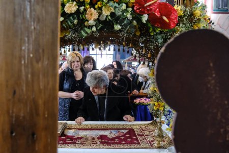 Téléchargez les photos : Les fidèles orthodoxes embrassent une épitaphe avant la cérémonie de la Déposition de Jésus-Christ le Vendredi saint orthodoxe à Platy, en Grèce, le 14 avril 2023 - en image libre de droit