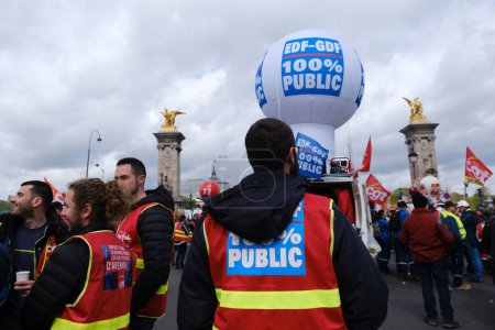 Téléchargez les photos : Les gens se rassemblent dans les rues centrales pour participer à une grève nationale contre les plans du gouvernement visant à rénover le système de retraite dans le centre de Paris, en France, le 06 avril 2023. - en image libre de droit