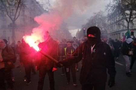 Foto de La gente se reúne en las calles centrales para participar en una huelga nacional contra los planes del gobierno para modernizar el sistema de pensiones en el centro de París, Francia, el 06 de abril de 2023. - Imagen libre de derechos