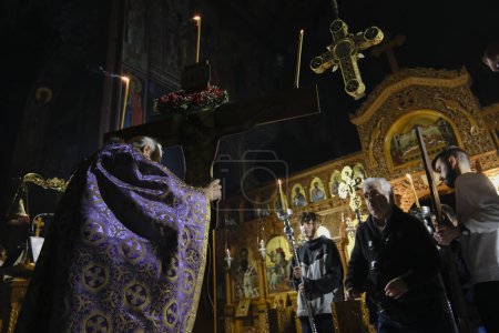 Téléchargez les photos : Un prêtre porte la Sainte Croix lors de la cérémonie spéciale de crucifixion de Jésus-Christ dans l'église orthodoxe de Platy, en Grèce, le 13 avril 2023. - en image libre de droit
