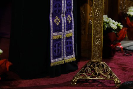Téléchargez les photos : Un prêtre assiste à une cérémonie spéciale de crucifixion de Jésus-Christ dans l'église orthodoxe de Platy, en Grèce, le 13 avril 2023. - en image libre de droit