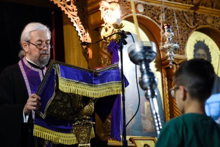 Téléchargez les photos : Un prêtre assiste à une cérémonie spéciale de crucifixion de Jésus-Christ dans l'église orthodoxe de Platy, en Grèce, le 13 avril 2023. - en image libre de droit