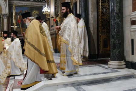 Téléchargez les photos : Les fidèles chrétiens orthodoxes participent à la litanie épitaphe lors du Vendredi Saint après-midi à Athènes, en Grèce, le 14 avril 2023. - en image libre de droit