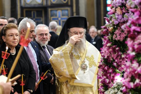 Téléchargez les photos : Les fidèles chrétiens orthodoxes participent à la litanie épitaphe lors du Vendredi Saint après-midi à Athènes, en Grèce, le 14 avril 2023. - en image libre de droit