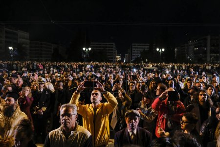 Foto de Los fieles cristianos ortodoxos participan en la Letanía del Epitafio durante la tarde del Viernes Santo en Atenas, Grecia, el 14 de abril de 2023. - Imagen libre de derechos