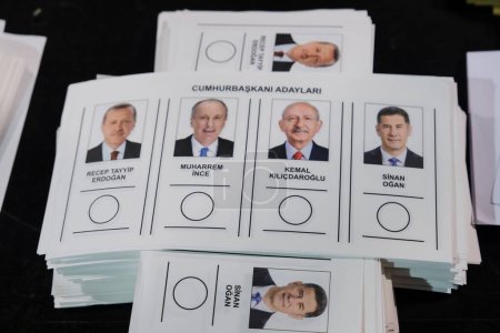 Téléchargez les photos : Des bulletins de vote sont vus dans un bureau de vote lors des élections présidentielles et générales turques dans un bureau de vote à Bruxelles, en Belgique, le 29 avril 2023. - en image libre de droit