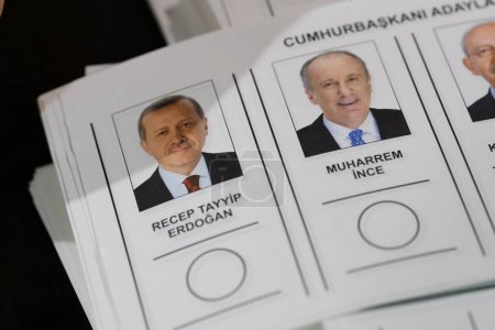 Téléchargez les photos : Des bulletins de vote sont vus dans un bureau de vote lors des élections présidentielles et générales turques dans un bureau de vote à Bruxelles, en Belgique, le 29 avril 2023. - en image libre de droit