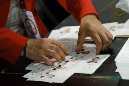 Foto de Las papeletas de votación se ven en un centro de votación durante las elecciones presidenciales y generales turcas en un centro de votación en Bruselas, Bélgica, el 29 de abril de 2023.. - Imagen libre de derechos