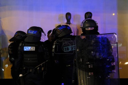 Foto de La policía antidisturbios detuvo a manifestantes al margen de la manifestación anual del Primero de Mayo (Día del Trabajo), con motivo del Día Internacional de los Trabajadores, en París el 1 de mayo de 2023. - Imagen libre de derechos