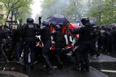 Foto de La policía antidisturbios se enfrentó con manifestantes al margen de la manifestación anual del Primero de Mayo (Día del Trabajo), con motivo del Día Internacional de los Trabajadores, en París el 1 de mayo de 2023. - Imagen libre de derechos