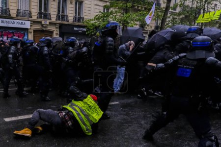 Foto de La policía antidisturbios se enfrentó con manifestantes al margen de la manifestación anual del Primero de Mayo (Día del Trabajo), con motivo del Día Internacional de los Trabajadores, en París el 1 de mayo de 2023. - Imagen libre de derechos