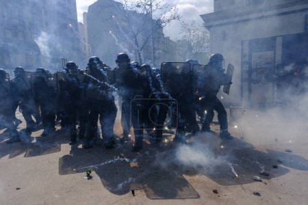 Téléchargez les photos : La police anti-émeute s'est affrontée avec des manifestants en marge du rassemblement annuel du 1er mai (fête du Travail), marquant la Journée internationale des travailleurs, à Paris, le 1er mai 2023. - en image libre de droit