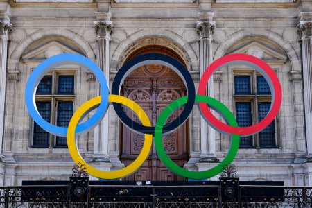 Foto de París, Francia, 2 de mayo de 2023. El logotipo gigante de los juegos olímpicos de 2024 se instala frente al ayuntamiento de París, la ciudad anfitriona de los juegos en 2024 - Imagen libre de derechos